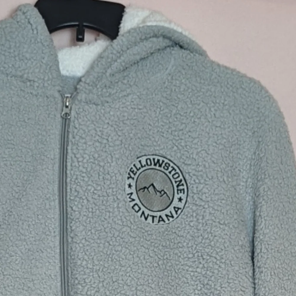 Outdoor Apparel Yellowstone Montana Patch Light Gray Fluffy Full Zip Jacket L